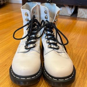 DR. MARTENS - CREAM COLOR -  SIZE 7 — WORN TWICE